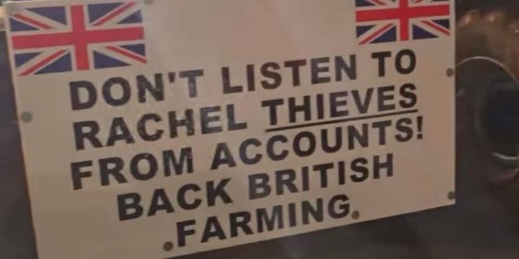 Farmers stage midnight blockade of supermarket depots over pricing pressure